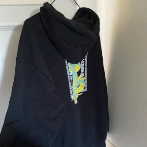 Hoodie - Asfin hoodie med snyggt tryck på baksidan. Strl M i herrstorlek, väldigt oversize. Köpare står för frakt!