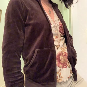 BRUN JUICE COUTURE - Brun kofta i sammet material, från juice couture men jag har köpt den på second hand🥰 Står stl M i tröjan men skulle säga xs/s beroende på hur man vill ha den🥰 Buda!!❤️