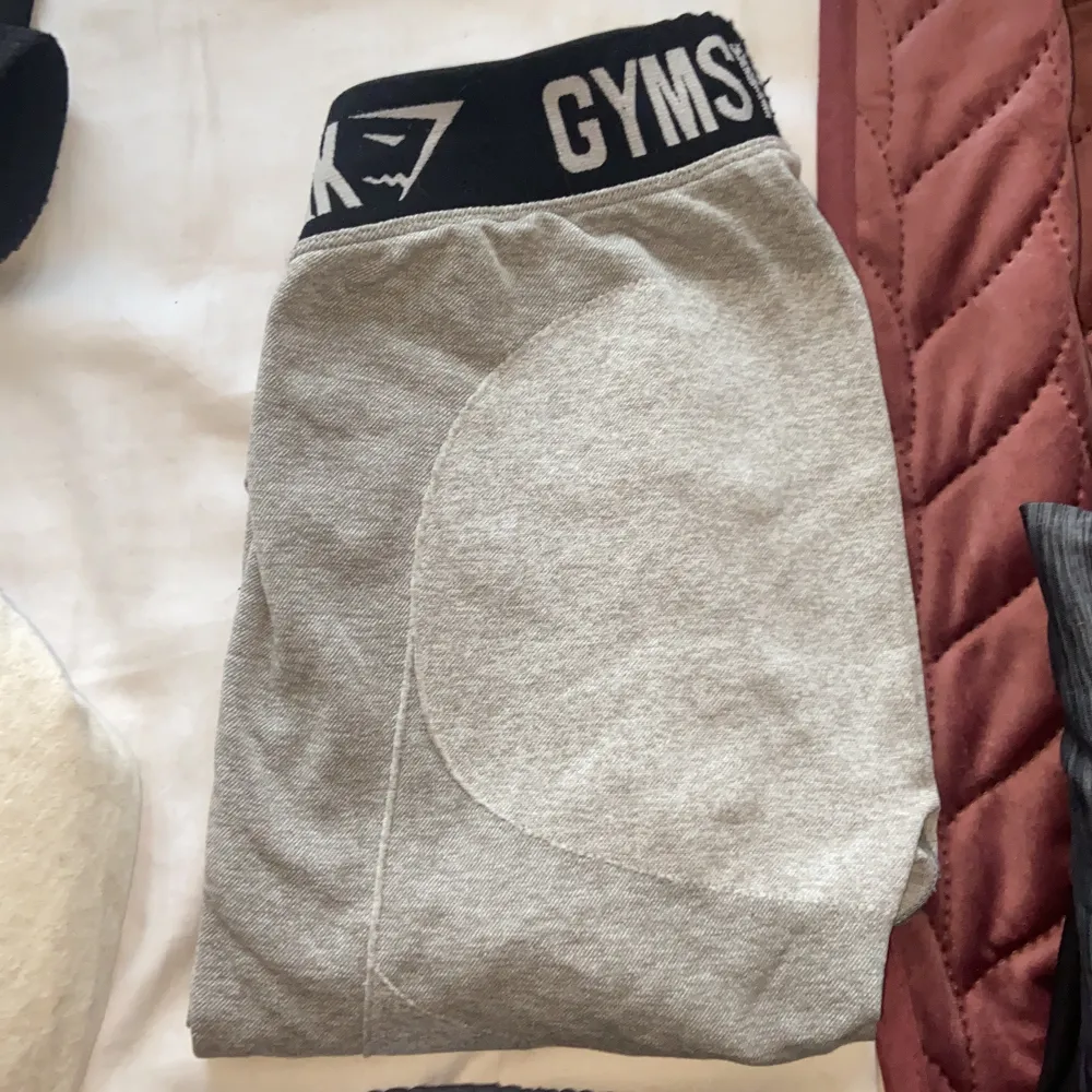 Gymshark leggings i ett riktigt bra skick! Passar en xs/s. Frakt tillkommer. . Jeans & Byxor.