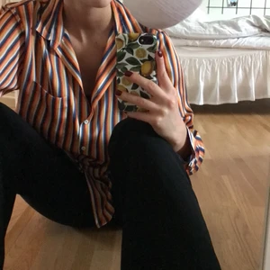 Färgstark oversized-skjorta - Snygg oversized-skjorta i silkes-liknande material. Använd sparsamt då min garderob enbart går i svart och i vitt. Tyvärr. Önskar att jag använde mer färg. Någon som kan lära mig?😅 Hojta om det är några frågor eller du vill ha fler bilder🤩