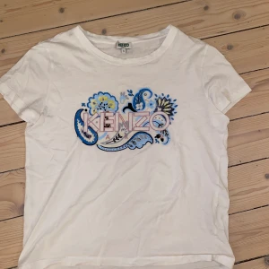 Kenzo t-shirt - Äkta Kenzo t-shirt köpt på Johnells. Storlek Small. Köpte 2018 så använt skick, trycket har även förstörts lite i tvätten men inget man egentligen tänker mycket på. Nypris 1000 kr.