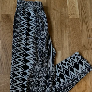 Mönstrade byxor - Tunt skönt material. Är storlek xs men passar definitivt en s!