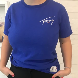 Tommy Hilifiger t-shirt - Oversized t-shirt med vintage stil köpt på Nelly.com. Märket är Tommy Hilifiger och tröjan har tyck både på ryggen och framsidan. Storleken är S men kan passa både större och mindre storlekar beroende på hur oversized man vill ha den! Frakt tillkommer🤍