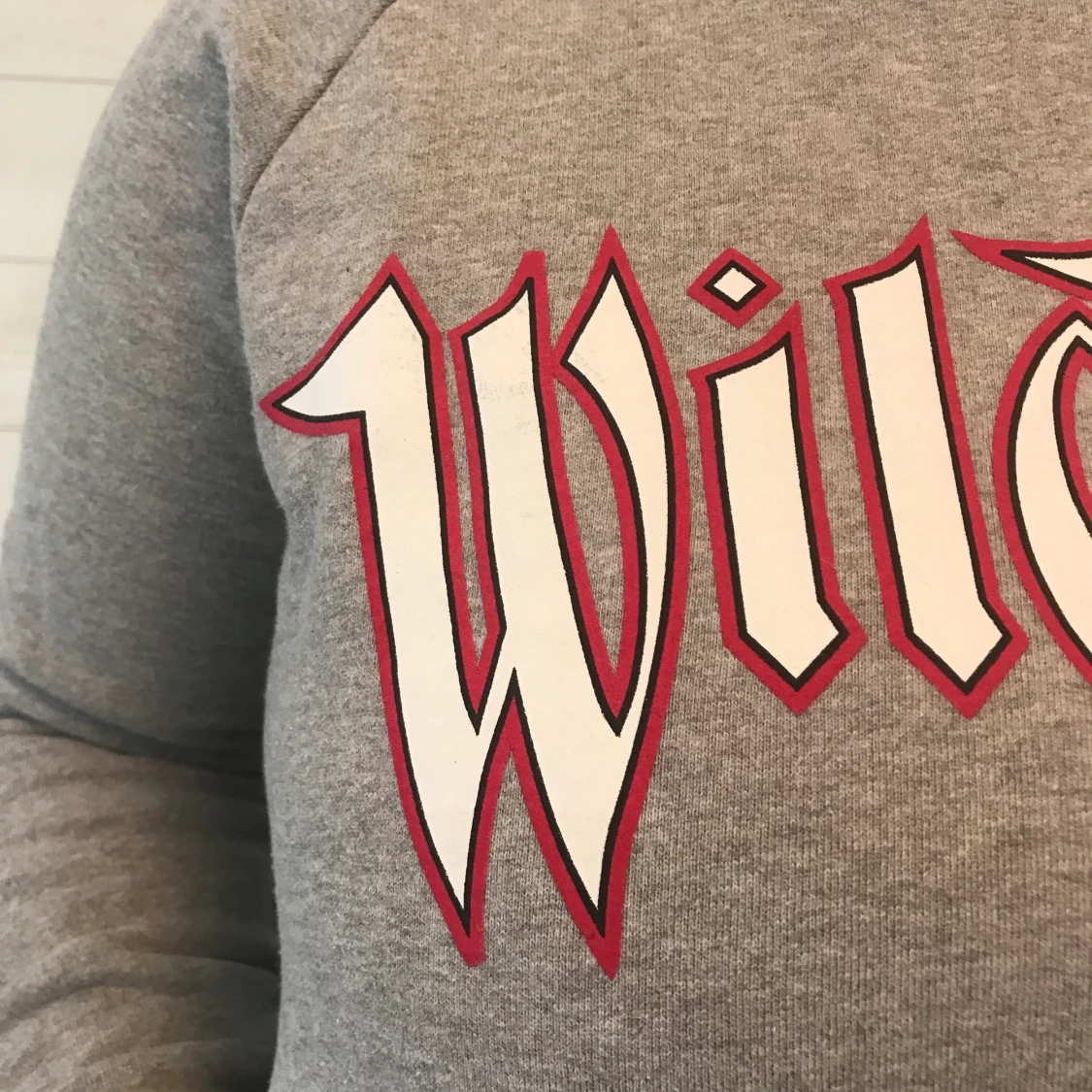 Grå collegetröja med tryck - 90