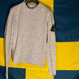 Plagget är i storleken small men jag vill påstå att passformen gör den mer till en typisk medium, om du är ett fan av stone island så vet du att olika modeller är lite olika i storlekarna, jag säljer den då jag upplever att jag inte passar i den, tyvärr... Den är väldigt snygg och funkar på på sommaren då den inte är så tjock men även på vintern om man har en jacka eller lite tjockare väst. Inköpt på stone island butiken på mäster samuelsgatan 2 i Stockholm för cirka 2 år sedan för c.a 2200 kr, den är däremot i väldigt gott skick då den knappt är använd eller tvättad. Jag är öppen för byteshandel och ser helst att det hela sker genom frakt, som jag står för:)