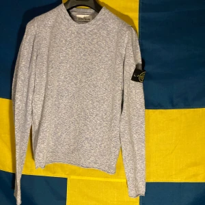 Stone island longsleeve knitted tee strl S - Plagget är i storleken small men jag vill påstå att passformen gör den mer till en typisk medium, om du är ett fan av stone island så vet du att olika modeller är lite olika i storlekarna, jag säljer den då jag upplever att jag inte passar i den, tyvärr... Den är väldigt snygg och funkar på på sommaren då den inte är så tjock men även på vintern om man har en jacka eller lite tjockare väst. Inköpt på stone island butiken på mäster samuelsgatan 2 i Stockholm för cirka 2 år sedan för c.a 2200 kr, den är däremot i väldigt gott skick då den knappt är använd eller tvättad. Jag är öppen för byteshandel och ser helst att det hela sker genom frakt, som jag står för:)