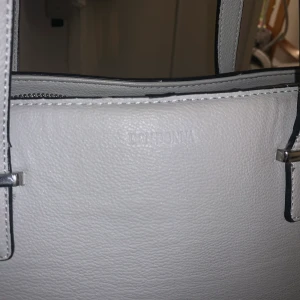 Dondonna väska  - säljer min fina dondonna skolväska, inte jätte bra skit då den är lite sliten(: