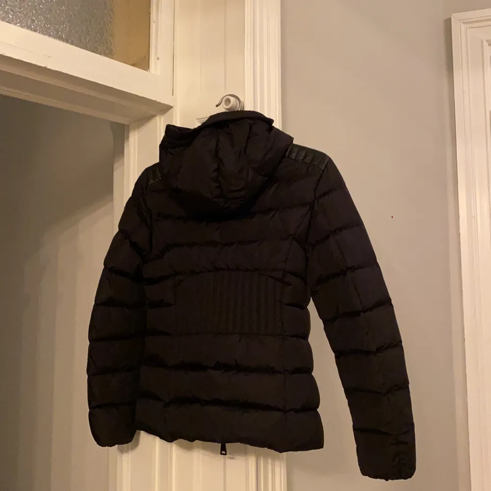 Säljer nu denna skitsnygga moncler jacka. Jackans modell är ”Tetras Giubbotto” . Den är självklart äkta! Jackan tycker jag är väldigt cool med tanke på att den är figursydd som man kan se i ryggen. På varje axel är det även en läderpatch som jag tycker gör mycket av jackan!! Det finns så mycket snygga detaljer på denna jacka vilket jag älskar! Säljes pga att jag tyvärr inte får så mycket användning av den. Den är i otroligt gott skick!! Kontakta mig för fler bilder eller information. Köparen står för frakten om det inte är möjligt för köparen att mötas upp i Stockholmsområdet💕 Nypris ca 11 000. Jackor.