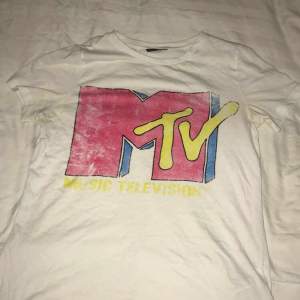 Säljer en MTV T-shirt pga att jag knappt använder den. Nypris var 150kr säljer den för 80kr. Den är i storlek S och är lite oversize.