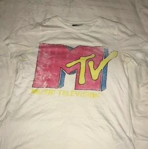 MTV T-shirt - Säljer en MTV T-shirt pga att jag knappt använder den. Nypris var 150kr säljer den för 80kr. Den är i storlek S och är lite oversize.