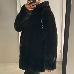 Fluffig fake pälsjacka - Säljer denna jättemysiga och varma jacka i strl S som jag köpte förra året från Zara. Använd sparsamt och är i jättebra skick! Köpte för 1000kr. Möts gärna upp i Stockholm annars står köparen för frakt! 💛