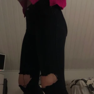 Svarta dr denim jeans  - Svarta jeans men hål på knäna. Hela och fina, använda ett fåtal gånger 🖤🖤.                        Köparen står för frakt 60kr. Stolek: 34-36, väldigt stretchiga och sköna. Märke: Doctor Denim 