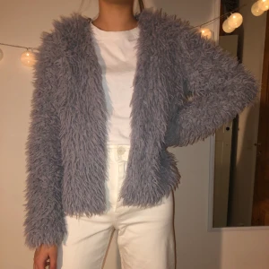 Kofta stl M - En snygg och sjukt bekväm lurvig kofta! Fraktkostnad tillkommer.