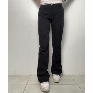 Design By Si kostymbyxor - fina svarta kostymbyxor i flare-modell från desing by si!! helt oanvända då dom var försmå. byxorna är storlek S men passar mer en XS eller en mindre S. köpta för 454kr. 