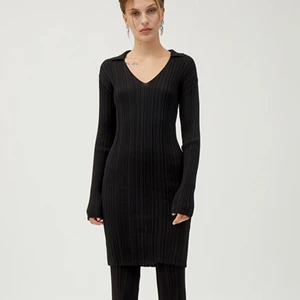 Fleur knitted dress Weekday - Sjukt snygg svart ribbad klänning från weekday. Går att ha över byxor/jeans eller ha en kofta till. Den är stretchig i materialet och så skön! Har tyvärr inga bra bilder när jag har på den så låna Weekdays! 💋