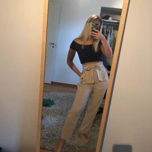 Beiga byxor - Beiga sköna byxor med knytning i midjan ( även dragkedja), i gott skick! 