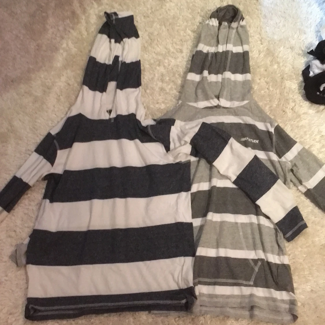 Två hoodies med tunnt tyg från Cubus.