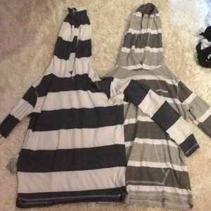 Två hoodies med tunnt tyg från Cubus. - Två randiga hoodies i stl 158-164 från Cubus. Båda har luvor och en har ficka. Härligt material och skönt plagg!