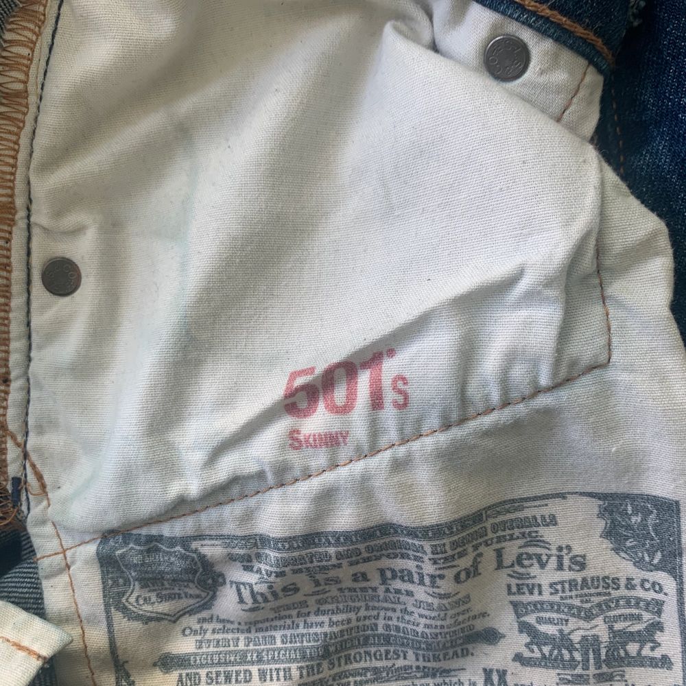 Levis jeans köpta på forever 21 i New York i en dunder fin mörkblå färg med diskreta slitningar på framsidan. De är 501 skinny modellen i W24 L30 skulle säga att dem passar er som vanligtvis har S. Köparen står för frakt. Pris kan diskuteras🥰 . Jeans & Byxor.