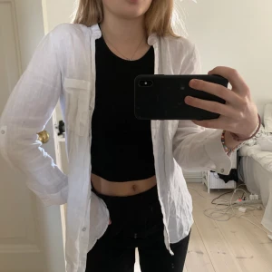 Linne skjorta  - Säljer denna super snygga linne skjorta från zara. Den är lika snygg öppen som stängt och den är nästan aldrig använt alltså som i nyskick! Skriv gärna för fler bilder 