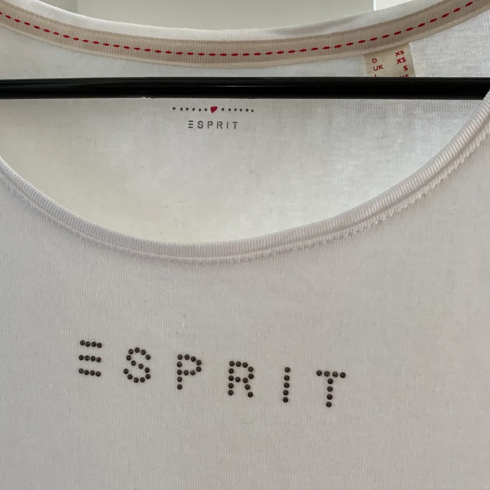 Fin vit T-shirt från Esprit. Samma som den gula fast vit. Helt oanvänd, skriv för fler bilder. Storlek XS men passar även S. . T-shirts.