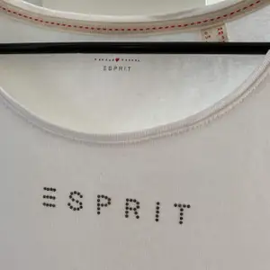 Fin vit T-shirt från Esprit. Samma som den gula fast vit. Helt oanvänd, skriv för fler bilder. Storlek XS men passar även S. 