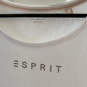 Vit t-shirt från Esprit  - Fin vit T-shirt från Esprit. Samma som den gula fast vit. Helt oanvänd, skriv för fler bilder. Storlek XS men passar även S. 