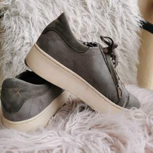 Skön sko i grått moccaliknande material, dragkedja på sidan. Endast använd ett fåtal gånger. Normal i storleken. Köpta på Skopunkten. 
