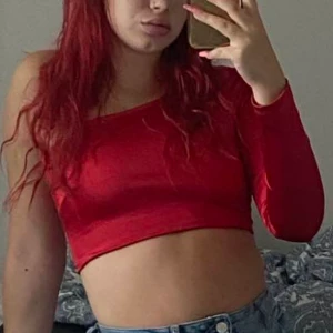 Fashionnova topp - Topp från fashionnova i silkes material, passar inte mig längre därför säljer jag den 💕 har använt den 3-5 gånger 