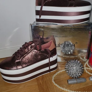 Snikers är cool - FÖRSÄLJNING!  Mycket coola sneakers ... Färgen rosa skimrar som en kameleont .. De sista storlekarna är 36,37,38 ... Skynda att köpa .. Kvaliteten är mycket bra.  För frågor, skriv för att leda ... Tack
