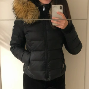 Rock and blue jacka - Hej, hej♡ Säljer just nu min fina rock and blue jacka som är i färgen svart och i storlek 36. Jackan är i väldigt bra skick och endast använd 1 gång. Vinterjackan ger en fin passform och superbra värme. Jag köpte jackan för 3200kr men väljer att sälja den för 2500kr♡ Budgivningen sker i kommentarerna/privat. Ps: kunden står för frakten