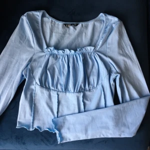Blå ruffled top - Supersöt blå top från Shein, helt oanvänd. Storlek S