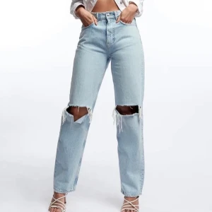 90s high waist jeans - Säljer dessa jeansen då dem är förstora. Om någon har en 34/36 skulle jag gärna kunna byta också .  Storlek 38. Buda från 300!