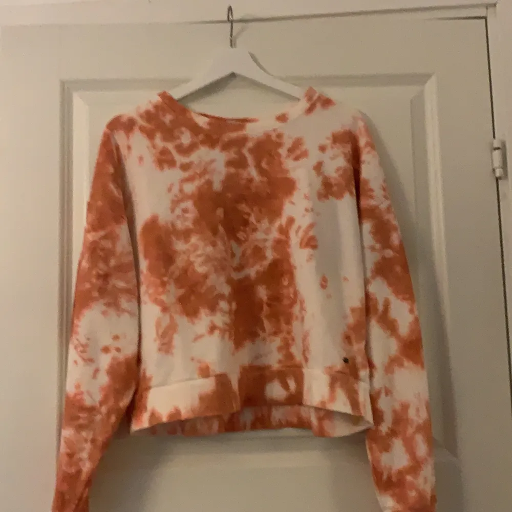 En tye dye tröja ifrån ullared. Aldrig använt så den är i ett bra skick. Strl L, men jag som har S kan ha den så dom är väldigt små i storlekarna. Kan frakta men så står köparen för den kostanden!. Tröjor & Koftor.