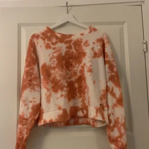 Tye-Dye Tröja - En tye dye tröja ifrån ullared. Aldrig använt så den är i ett bra skick. Strl L, men jag som har S kan ha den så dom är väldigt små i storlekarna. Kan frakta men så står köparen för den kostanden!