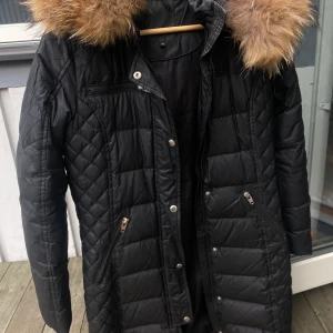 Rockandblue jacka dam - sorlek 36, Säljer pga blivit för liten. Långa modellen. Använd 1 vinter så bra skick. Jag är 153 så där är insikt hur lång den är. Normal i storleken, Äkta päls. Nypris: 4200 