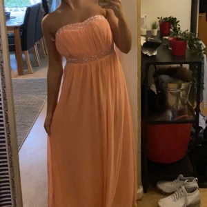  bal/fest/bröllopsklänning - Säljer min klänning som jag använt 3-4 gånger. Jag är 160 och klänningen är lite för lång för mig. Den är i storlek S. Kan mötas upp, köparen står för frakt.