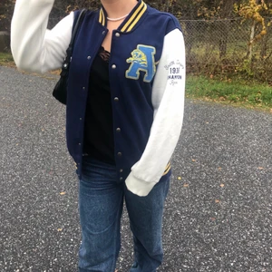 Jättesnygg collegejacka  - Intressekoll på denna jättefina trendiga collegejacka💕 Säljer pga används inte så jätte mycket längre men tycker fortfarande att den är väldigt fin så säljer endast vid ett bra bud. Buda i kommentarerna🥰