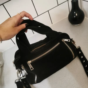 Nunoo väska  - Äkta Nunoo väska i svart mocka och silverdetaljer. Något skavd på silvret men inget man tänker på. Använd men har mer att ge. 