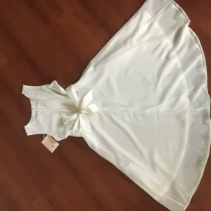 Luftig vit sommarklänning  - Den är helt oanvänd endast testat. Stl 140, med dragskedja på ryggen. (Pris kan diskuteras)