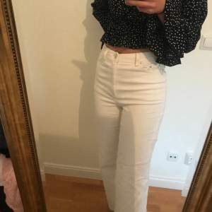 Vita Manchester wide leg jeans från Gina tricot. Strl 34 passar s. Köptes för ca 400-500kr 100kr eller buda. Jag på bilden är ca 175 dom är något korta, väldigt höga i midjan!⚡️