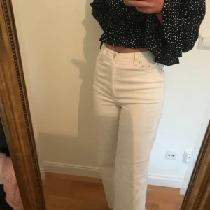 Vita Manchester byxor - Vita Manchester wide leg jeans från Gina tricot. Strl 34 passar s. Köptes för ca 400-500kr 100kr eller buda. Jag på bilden är ca 175 dom är något korta, väldigt höga i midjan!⚡️