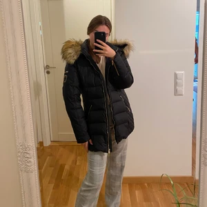 ROCKANDBLUE JACKA!!! - Hjälper min mamma att sälja sin ur snygg ROCKANDBLUE JACKA nu till vintern, hon kan tyvärr inte längre. Det är en storlek XL men sitter som en L jag själv är en S och den sitter inte bedrövligt på mig så kanske skulle passa en M oxå. Ny pris 3499 mitt pris 1000 vilket är väldigt bra. 