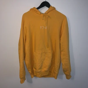 Gul polar hoodie - Skitnice hoodie från polar som jag köpt på Hollywood för 800, size large som sitter som en m/l helt perfekt skick👍🏼