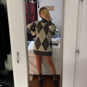 Stickad klänning med polokrage från h&m - Superbra skick, tjock och super skön stiks inte, den har hög tjock polokrage som inte sitter för tajt och jag kan mötas upp i Stockholm eller skicka men isåfall står köparen för frakten🤩