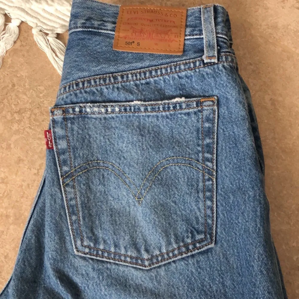 Blå Levis 501 skinny, W.25 L.30. 300 kr inklusive frakt :)). Jeans & Byxor.