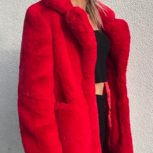 Röd pälskappa  - Detta är en riktigt tuff pälsjacka i polyester! Strlk XL men sitter lite oversized på mig som vanligtvis har XS/S! Använd endast ett fåtal gånger. Nypris ca 1000kr💋💃🏼 (OBS! Köparen står för frakten)