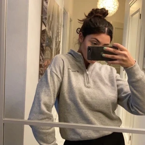 Sweatshirt  - Säljer min supersköna champion tröja med dragkedja på kragen! Passar superbra nu till hösten🤍 frakt 63kr