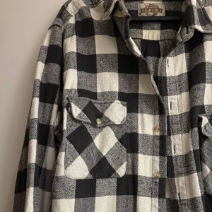 Skjorta  - Tjockt material och är stor i storleken. 