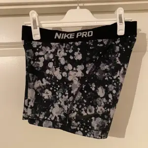 Nike Pro träningsshorts i fint skick.  Kan mötas upp i Västerås, annars står köparen för frakten.